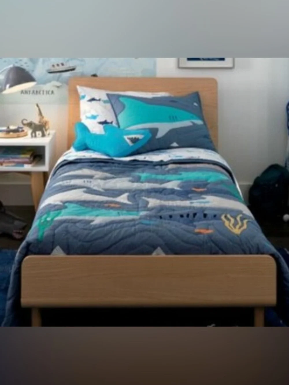 KIDS THE LAND OF NOD BLUE SHARK BAIT COTTON QUILT - FULL / QUEEN
